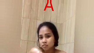 indian desi aunty lifting saree for pissing