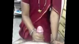 indian desi aunty lifting saree for pissing